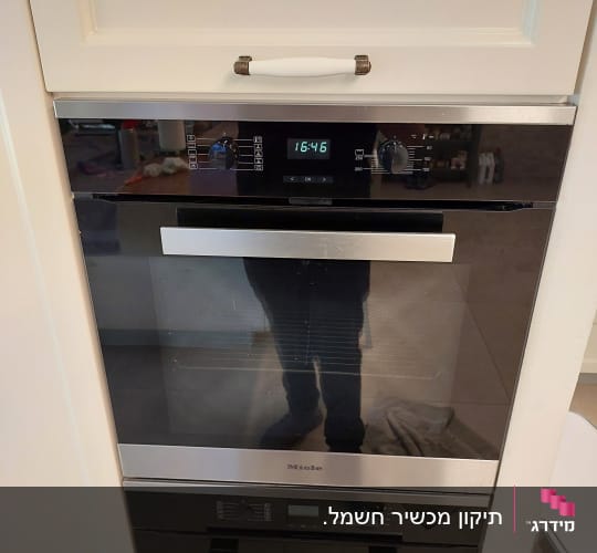 תנור אפייה עם לוח בקרה דיגיטלי ומחוגים